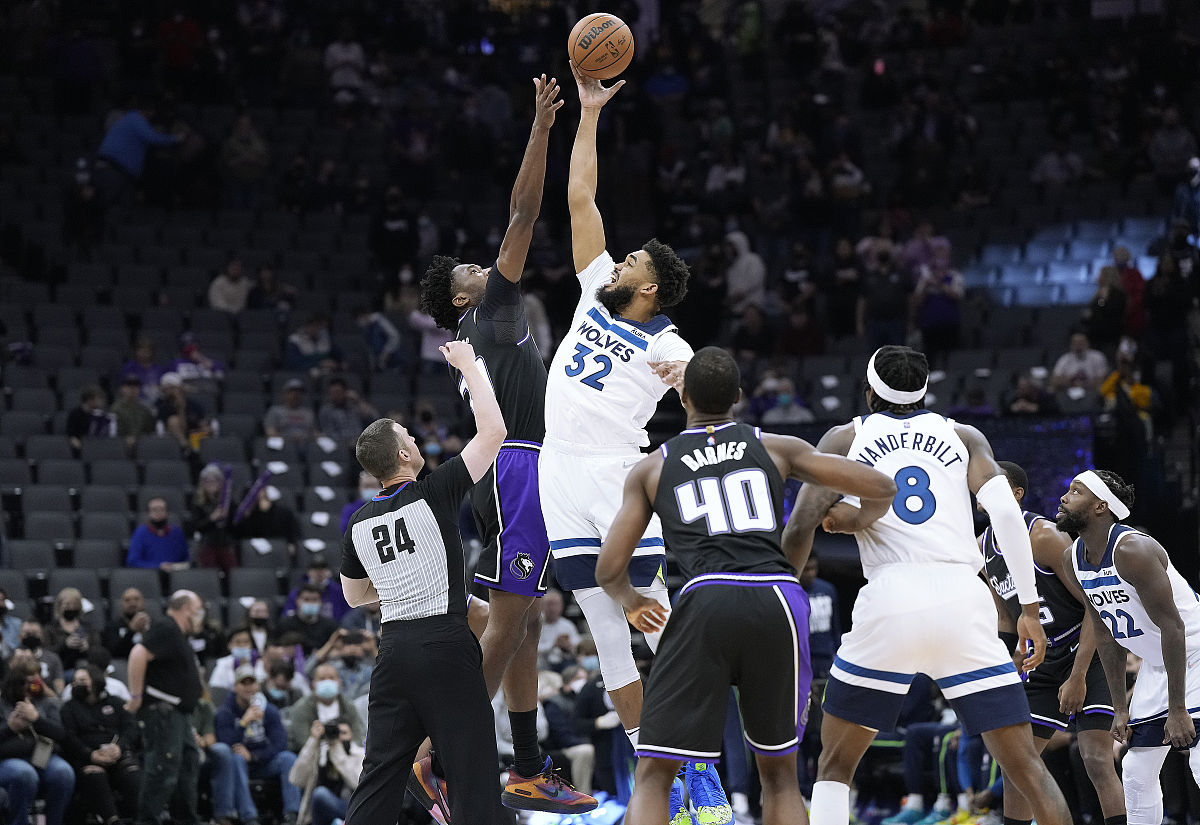包含费城76人迎NBA季后赛关键赛，赛后复出首秀，悬念犹存，赛程密集仍需轮换的词条