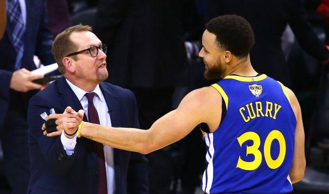 关于洛杉矶湖人迎意大利杯关键赛；赛后更衣室发声；管理层满意；年轻球员得到机会的信息